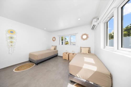 The White House Fenced Pool Escape By Lucha