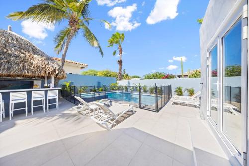 The White House Fenced Pool Escape By Lucha