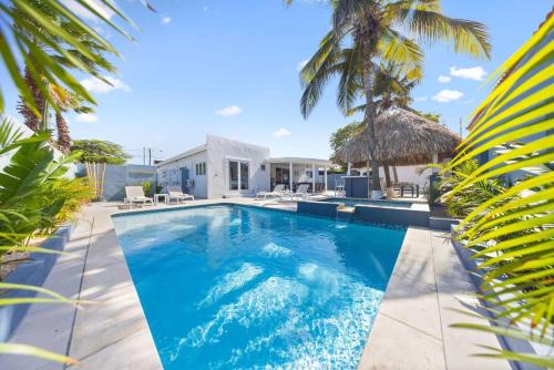 The White House Fenced Pool Escape By Lucha