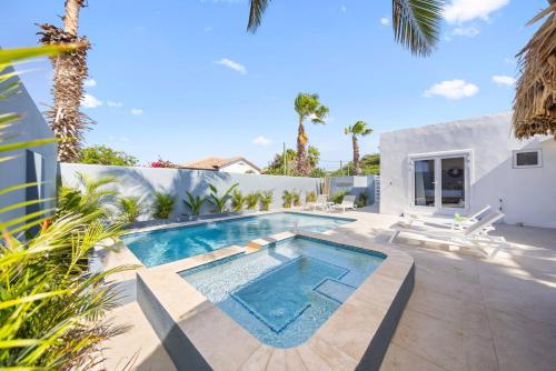 The White House Fenced Pool Escape By Lucha