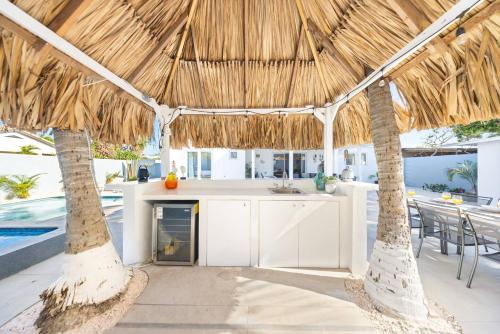 The White House Fenced Pool Escape By Lucha