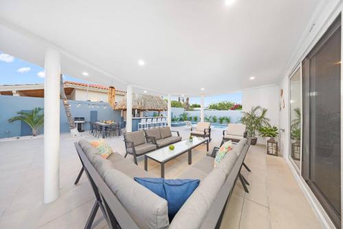 The White House Fenced Pool Escape By Lucha