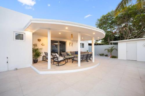 The White House Fenced Pool Escape By Lucha