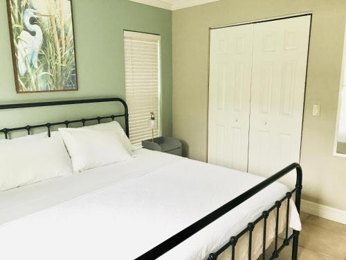 Hidden City Riverfront Apt Near Lakes Golf & Disney detail