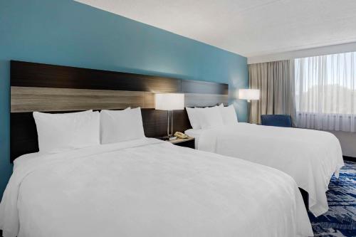 Days Hotel by Wyndham East Brunswick Conference Center - image 11