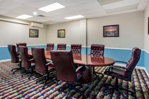 Days Hotel by Wyndham East Brunswick Conference Center - image 6