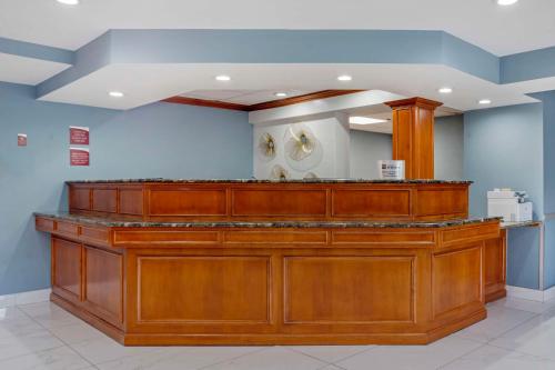Days Hotel by Wyndham East Brunswick Conference Center - image 9