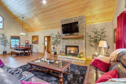 Spacious Ellijay Cabin Game Room and Multiple Decks in Ellijay, USA