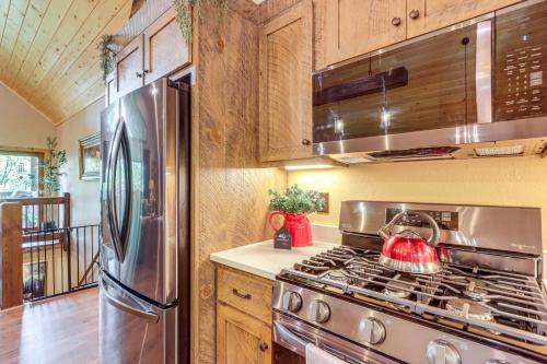 Spacious Ellijay Cabin Game Room and Multiple Decks in Ellijay, USA