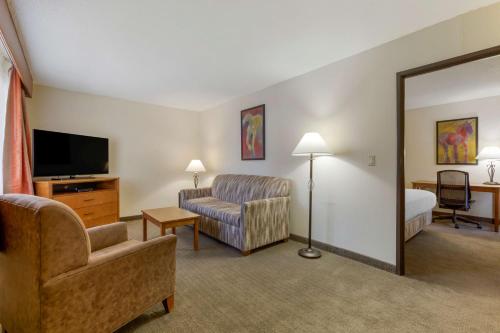Queen Suite with Two Queen Beds and Sofa Bed - Non-Smoking