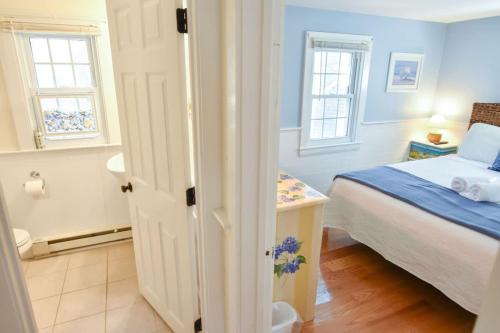 Lovely Home Minutes from Beach in Chatham Lovely Home Minutes from Beach in Chatham