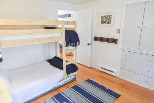 Lovely Home Minutes from Beach in Chatham Lovely Home Minutes from Beach in Chatham