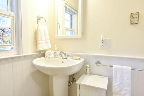 Lovely Home Minutes from Beach in Chatham Lovely Home Minutes from Beach in Chatham