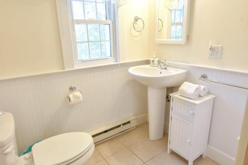 Lovely Home Minutes from Beach in Chatham Lovely Home Minutes from Beach in Chatham