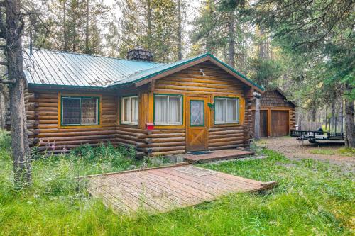 Island Park Fishing Cabin - Walk to Henrys Fork! in Island Park, USA