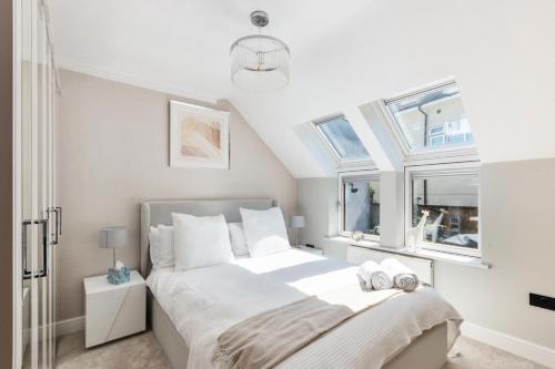 Weybridge - 2 Bed - parking