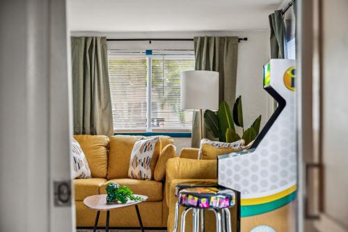 Surfari Pompano! Heated Pool Home 9 Mins To Beach in Pompano Beach, USA