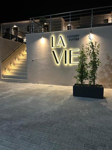 La vie luxury suites in Megalochori (Agkistri)