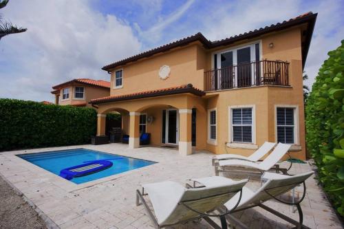 Serene Miami Pool Home in Tamiami, USA