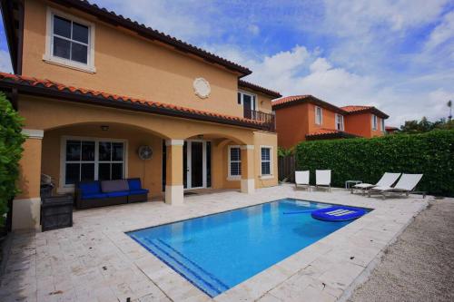 Serene Miami Pool Home in Tamiami, USA