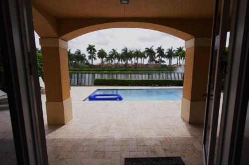 Serene Miami Pool Home in Tamiami, USA