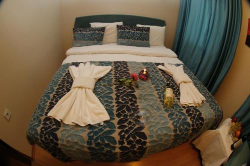 BACHOS HOTEL SULTANAHMET enjoy breakfast on the sea view terrace – Istanbul, FL