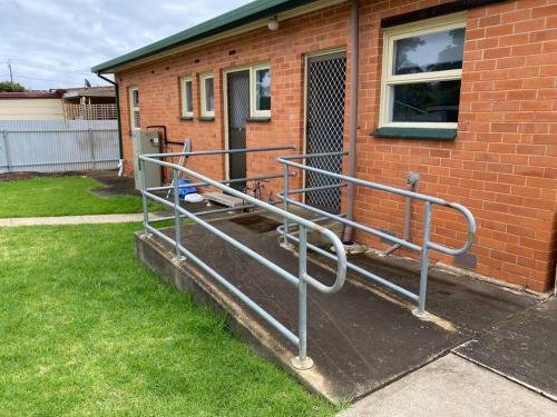 Large Home and Yard Gateway to Barossa, Davoren Park in Elizabeth