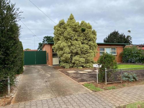 Large Home and Yard Gateway to Barossa, Davoren Park in Elizabeth