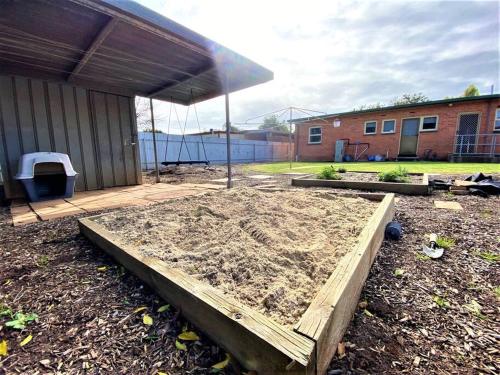 Large Home and Yard Gateway to Barossa, Davoren Park in Elizabeth