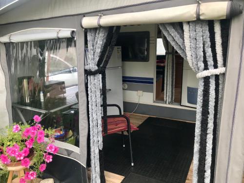 Viesnīcas āriene, Komfort-Caravan mit Vorzelt in Düvier