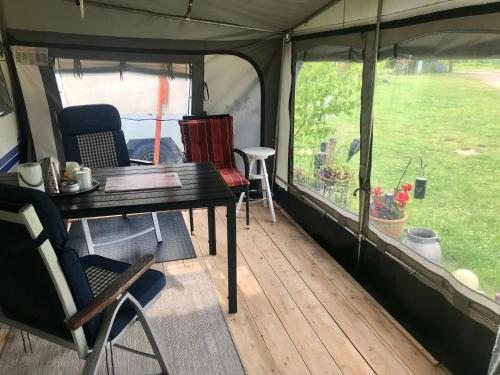 Iekārtas, Komfort-Caravan mit Vorzelt in Düvier