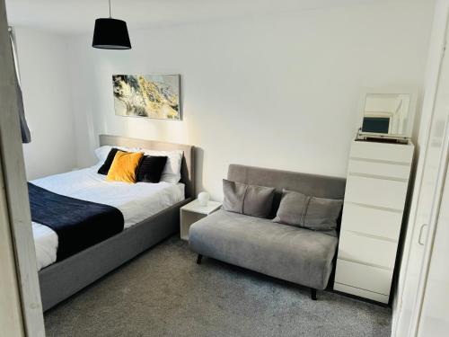 Homely 2Bed Flat 1 minute from Tram Stations