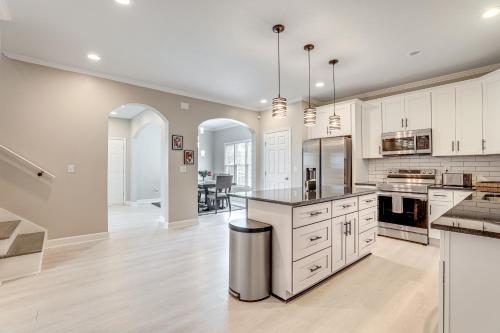 ~ 1/2 Mi to Mercedes-Benz Stadium: Atlanta Home in Vine City