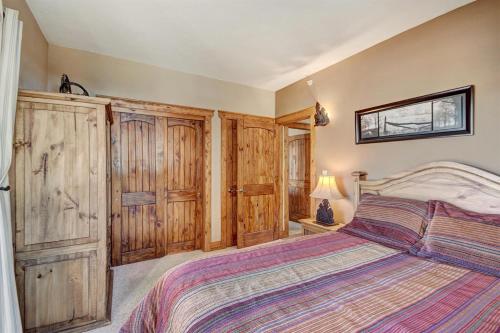 Ten Mile Condo - image 2