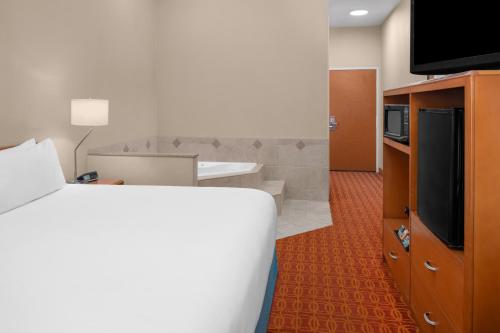 Guest room, 1 King, Whirlpool