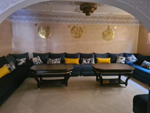 Maison moderne de 370m2 sur 3 étages (Maison moderne de 370m2 sur 3 etages) in 부아르가니