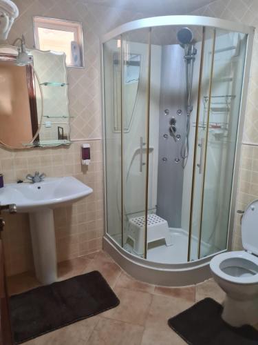 Maison moderne de 370m2 sur 3 étages (Maison moderne de 370m2 sur 3 etages) in 부아르가니