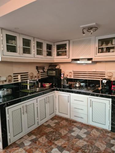 Maison moderne de 370m2 sur 3 étages (Maison moderne de 370m2 sur 3 etages) in 부아르가니