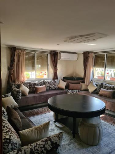 Maison moderne de 370m2 sur 3 étages (Maison moderne de 370m2 sur 3 etages) in 부아르가니