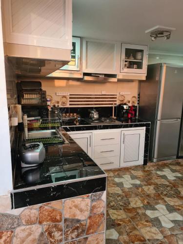 Maison moderne de 370m2 sur 3 étages (Maison moderne de 370m2 sur 3 etages) in 부아르가니