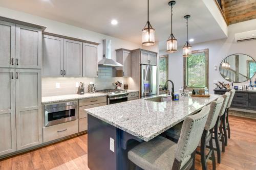 Screened Porch Pet-Friendly Gem in Glenville! in Glenville, USA
