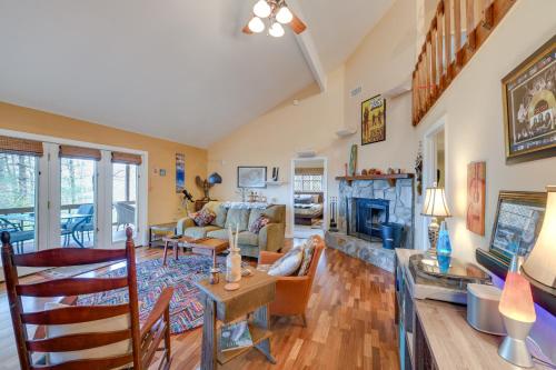 Franklin Cabin Deck with Smoky Mountain Views! in แฟรงคลิน (นอร์ทคาโรไลน่า)