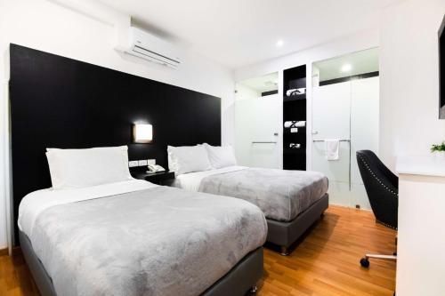 1 double bed, 1 twin bed