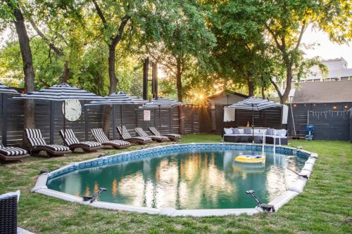 Lamar Suites by AvantStay 2 Homes w Shared Pool in Austin, USA