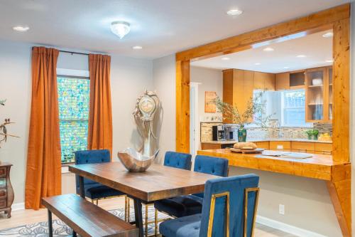 Lamar Suites by AvantStay 2 Homes w Shared Pool in Austin, USA