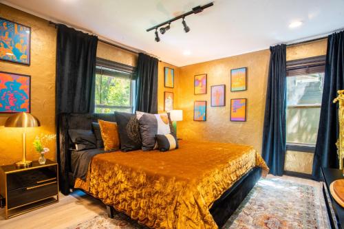 Lamar Suites by AvantStay 2 Homes w Shared Pool in Austin, USA