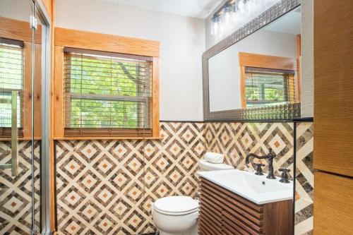 Lamar Suites by AvantStay 2 Homes w Shared Pool in Austin, USA