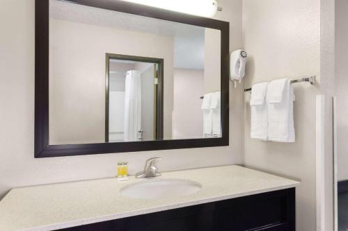 Super 8 by Wyndham Mt. Vernon Super 8 by Wyndham Mt. Vernon