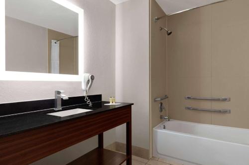 科文顿戴斯酒店