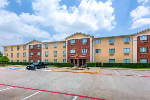 Super 8 by Wyndham Grapevine/DFW Airport Northwest in Grapevine, USA